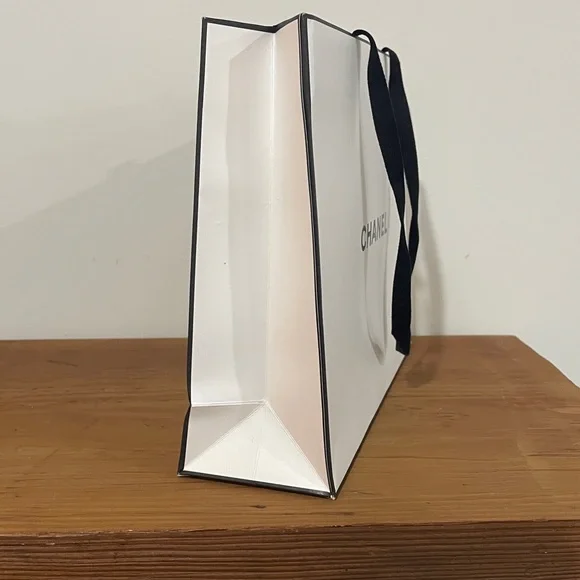 🦁 Chanel Gift Bag with elastic ribbon and two sheets of Chanel tissue - Picture 4 of 12